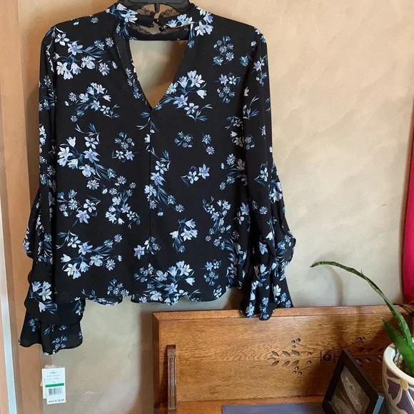 Living Doll Blouse. Size L. Blue Floral. - Picture 4 of 4